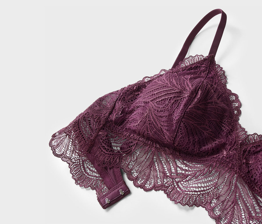 Detailaufnahme eines lila Spitzen-BHs.