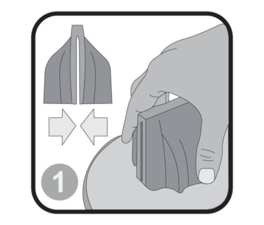 Eine Hand benutzt einen Zimtsternausstecher.