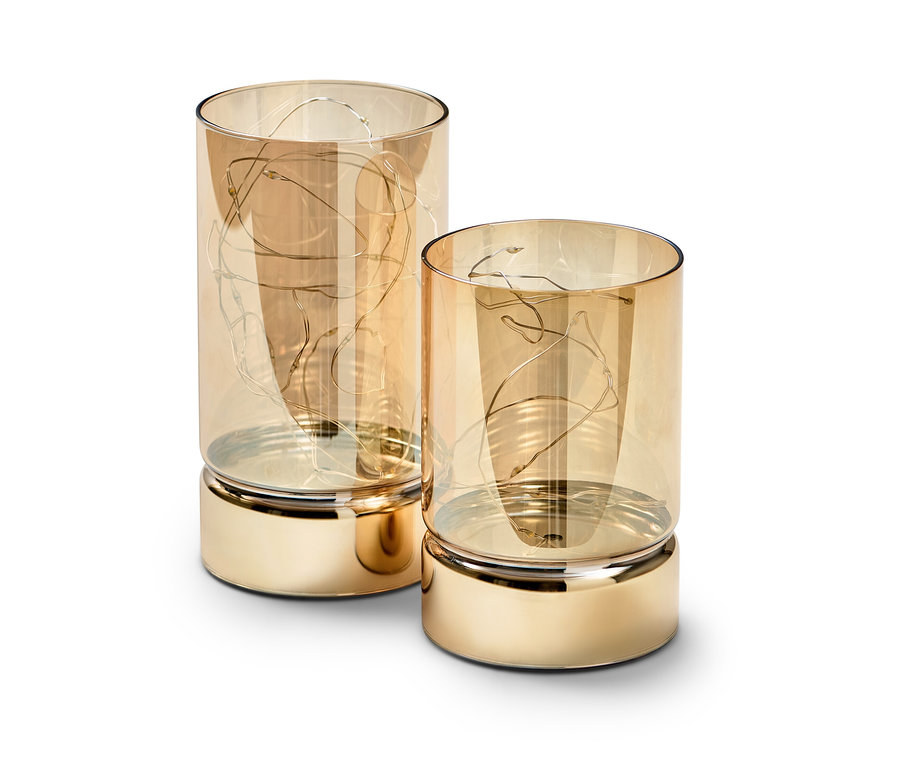 Zwei goldene LED-Glas-Windlichter.