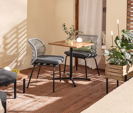 Einrichtung eines Balkons mit flexiblem Balkon-Lounge-Set »Elin«, Balkontisch, Stühlen mit Textilgeflecht, 2 Outdoor-Kissen, Pflanzkasten und 2 Solar-Leuchtstäben.