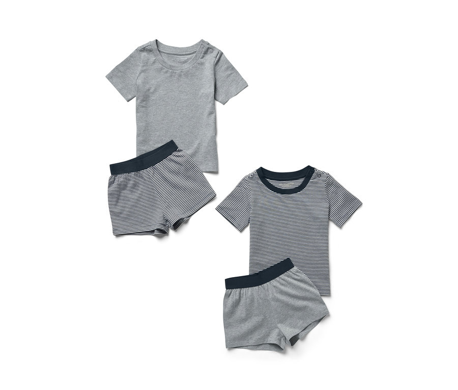 Zwei Kinder-Pyjamas, kurz: Einmal graues T-Shirt mit gestreifter kurzer Hose und einmal gestreiftes T-Shirt mit kurzer grauer Hose.