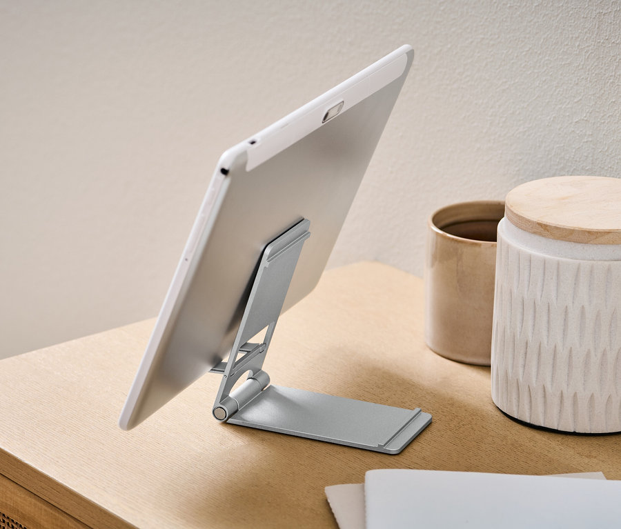 Tablet steht auf einem Smartphone-und-Tablet-Ständer.