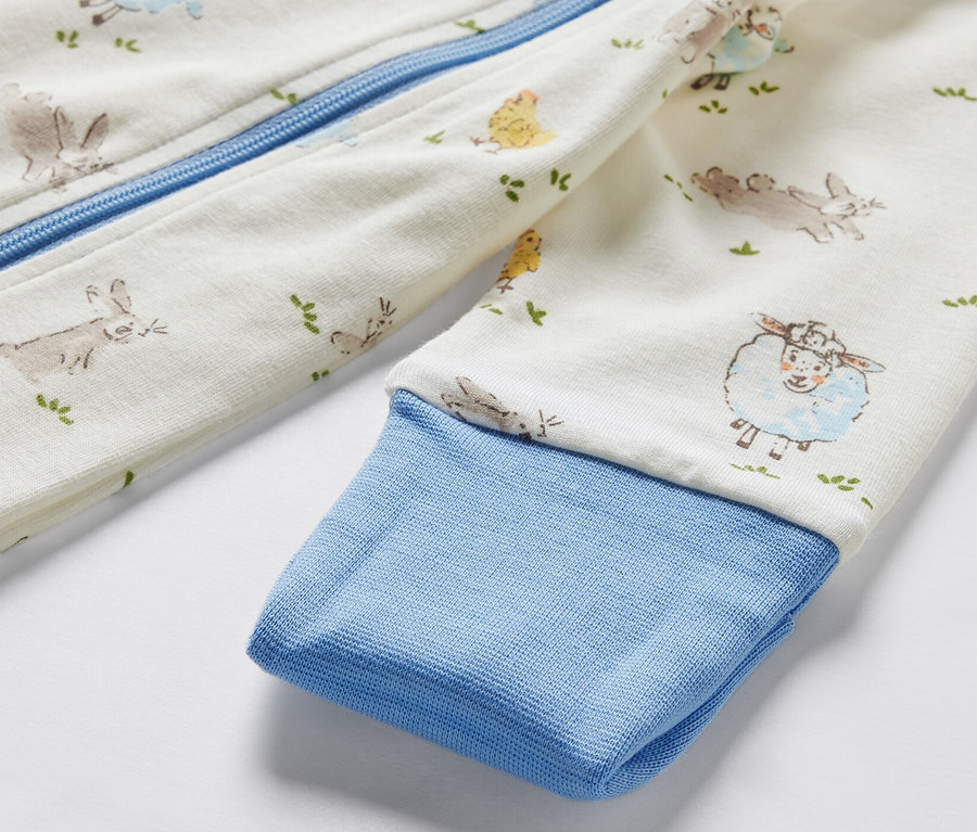 Detailansicht eines Baby-Schlafanzugs mit Tiermuster.