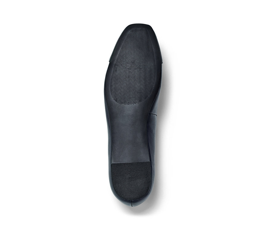 Sohle eines navy Leder-Ballerinas.
