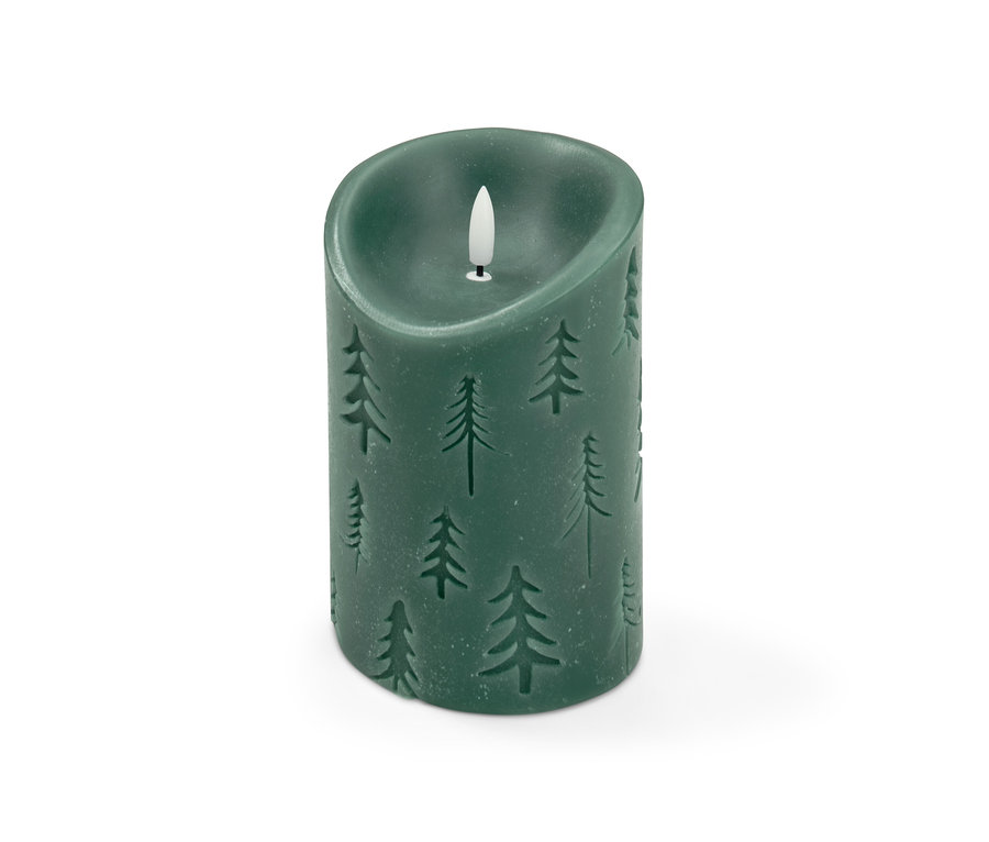 Eine grüne LED-Echtwachskerze mit Baum-Motiv.