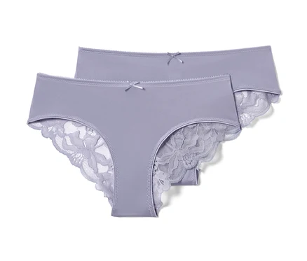 Zwei lila Brazilslips mit Spitze.