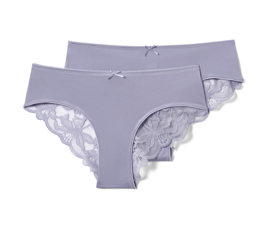 Zwei lila Brazilslips mit Spitze.