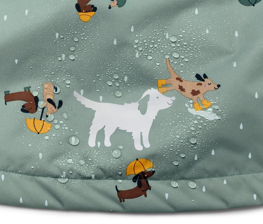 Detail einer Kinder Thermo-Regenjacke mit Hunde- und Regentropfenmuster.