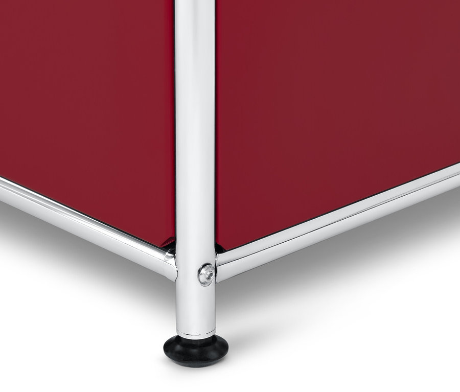 Detailaufnahme eines roten »CN3« Sideboards mit silbernem Rahmen und schwarzen Füßen.