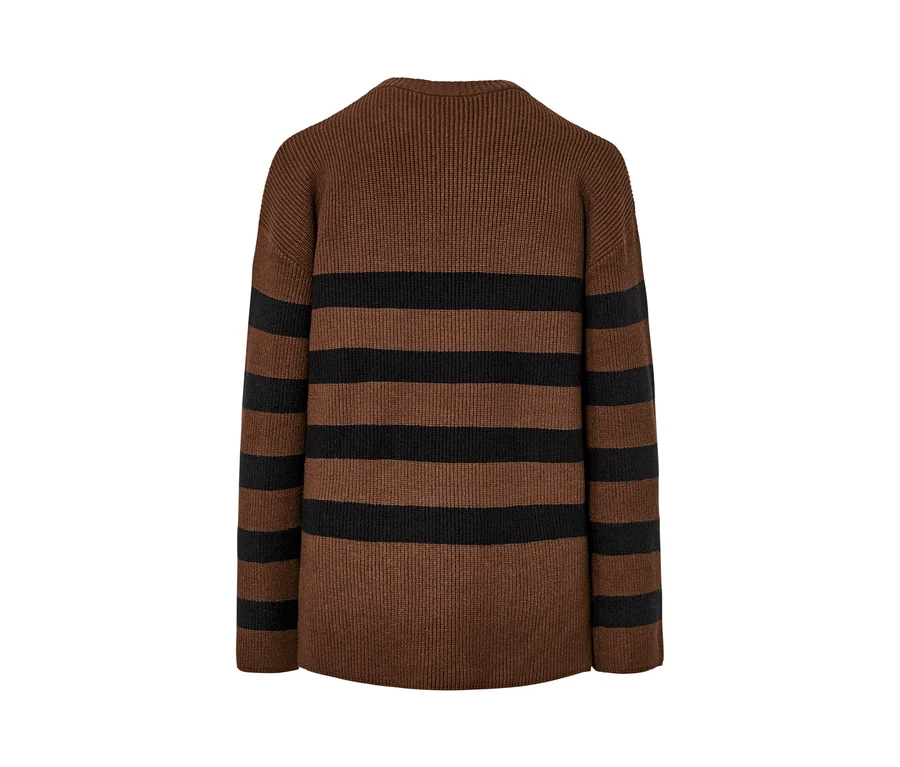 Rückansicht eines braunen, gestreiften Strickpullovers.