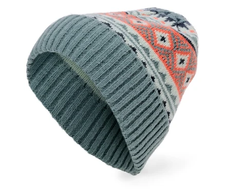 Eine blau-graue Strickmütze mit orangefarbenen und weißen Mustern.