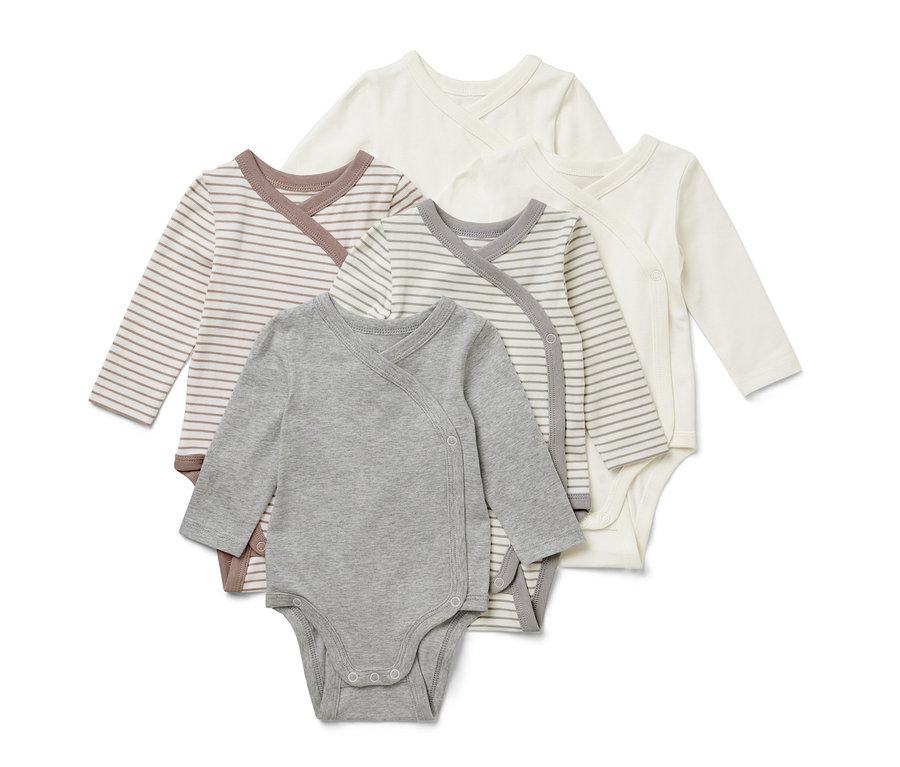 Fünf Baby-Bodys mit Mitwachsfunktion in verschiedenen Farben und Mustern liegen übereinander.