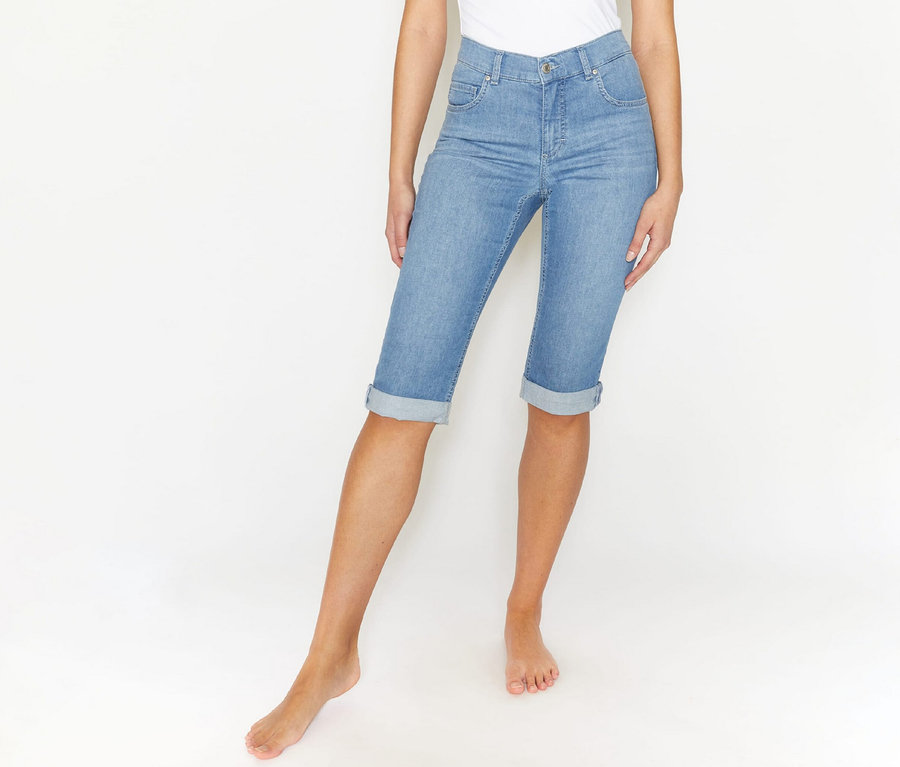 Frau trägt Angels Jeans »Capri Turn-Up«, Slim Fit, hellblau