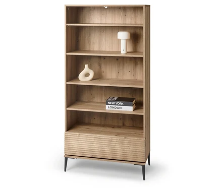 Das Bild zeigt ein »REET« Regal mit Lamellenoptik, auf dessen Regalböden Deko-Objekte wie eine Lampe, eine Vase und Bücher stehen.