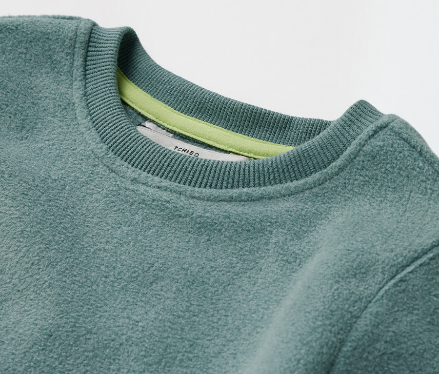 Detailansicht eines Kinder-Fleeceshirts.