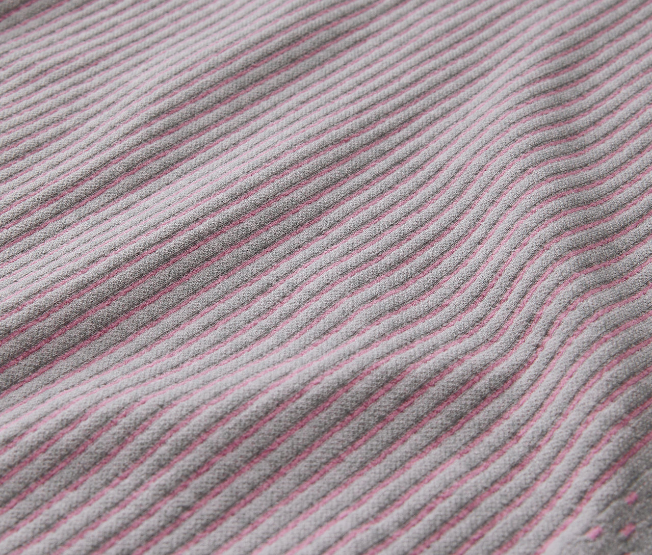 Detailaufnahme grauer Kinder-Seamless-Funktionsunterwäsche.