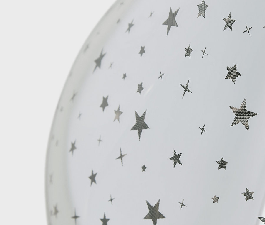 Detailaufnahme eines weißen Ballons mit grauen Sternen und Kreuzen.
