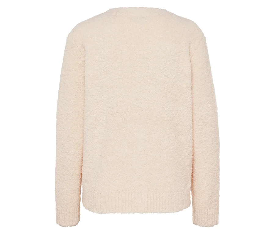Ein beiger Pullover mit langen Ärmeln auf weißem Hintergrund.