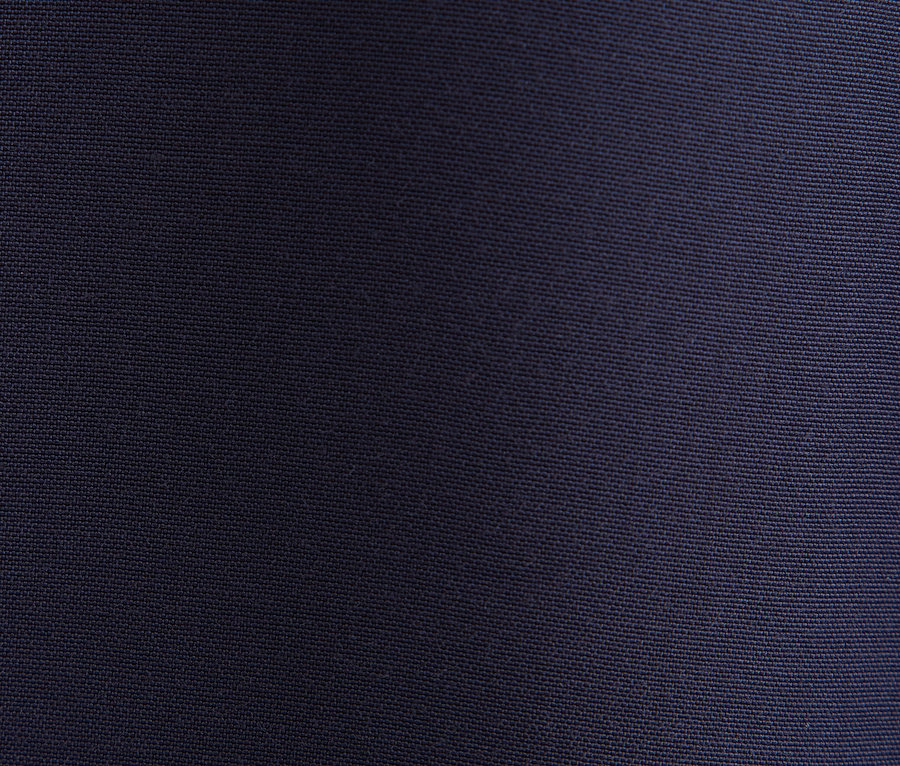 Dunkelblauer Stoff mit feiner Textur.