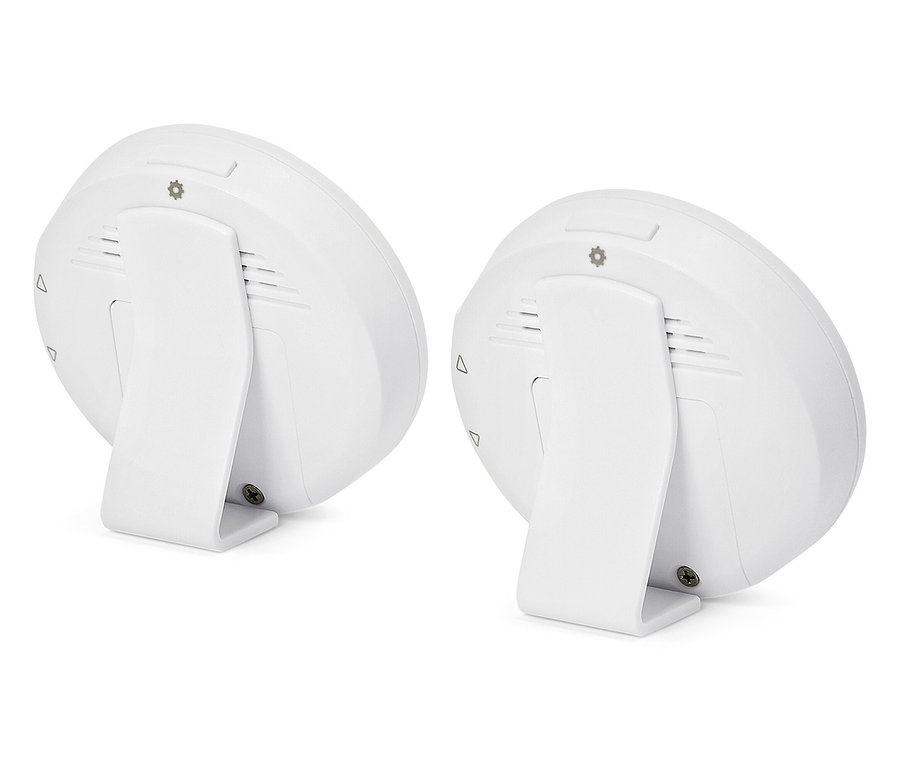 Zwei weiße Rauchmelder stehen nebeneinander.