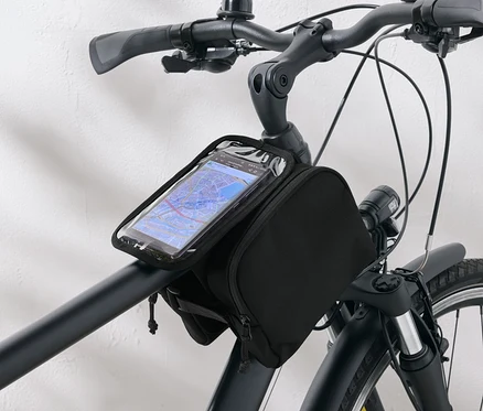 Schwarze Fahrradtasche mit durchsichtiger Handytasche am Lenker eines Fahrrads befestigt.