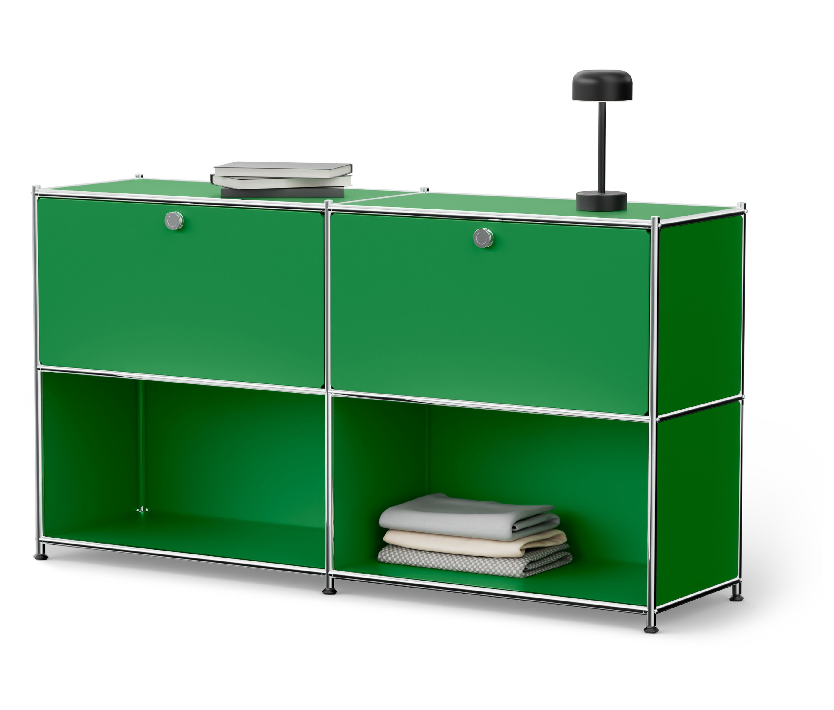 Grüner Schrank mit silbernem Rahmen, Büchern und Lampe.