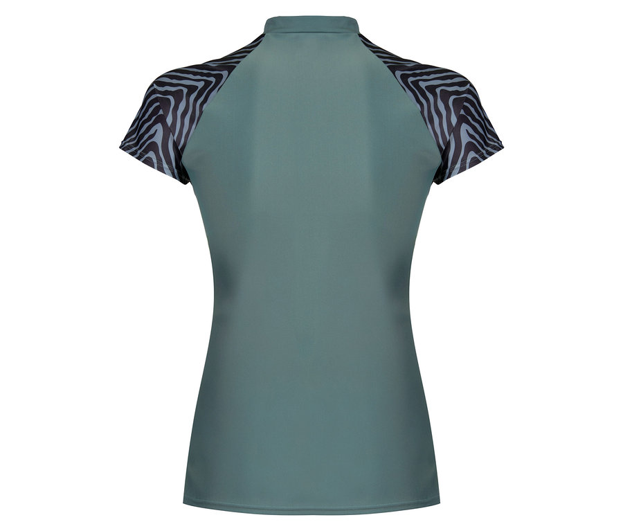 Grünes T-Shirt mit Zebra-Ärmeln.