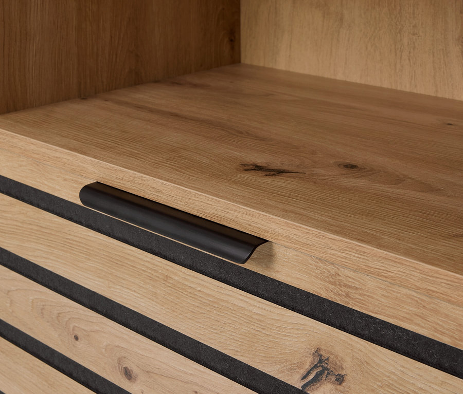 Nahaufnahme eines Holzschranks mit Schubladen und schwarzen Griffen.