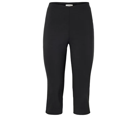 Schwarze Dreiviertel-Leggings vor weißem Hintergrund.
