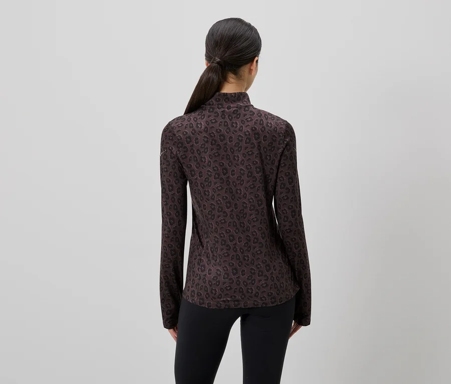 Rückansicht einer Frau mit Pferdeschwanz, die ein braunes, langärmliges Leopardenmuster-Oberteil und schwarze Leggings trägt.