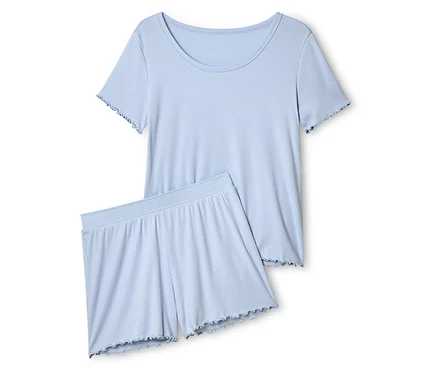 Hellblaues Pyjama-Set, bestehend aus einem kurzärmeligen Oberteil und Shorts mit Rüschensaum.