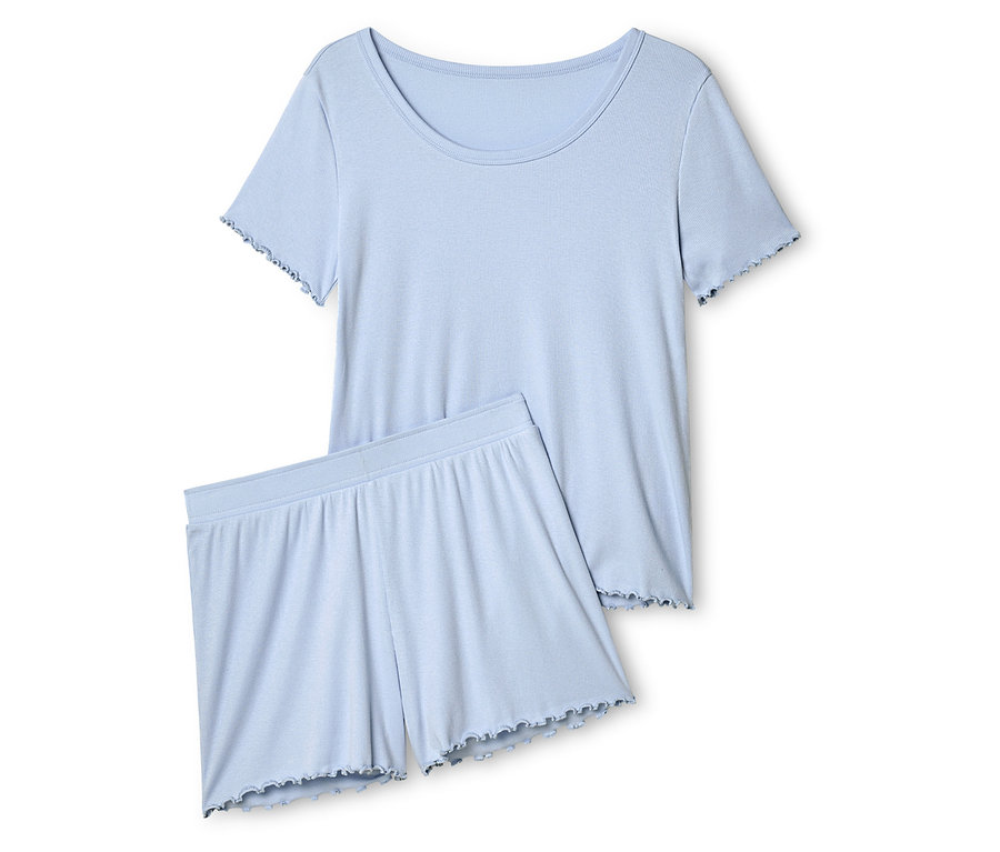 Hellblaues Pyjama-Set, bestehend aus einem kurzärmeligen Oberteil und Shorts mit Rüschensaum.