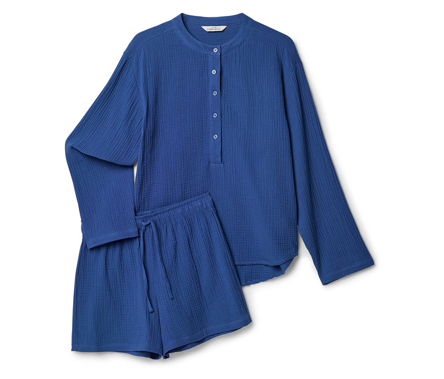Blauer Pyjama aus Oberteil mit Knöpfen und Shorts liegt auf weißem Grund.