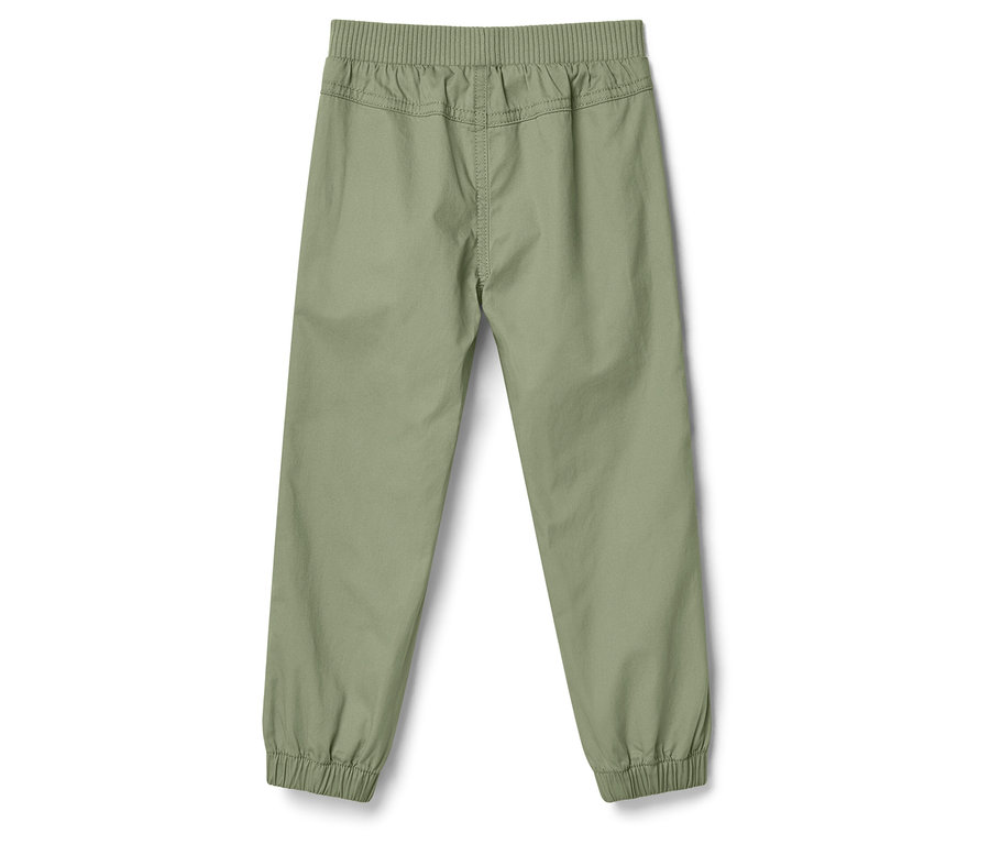 Helle, olivgrüne Hose mit elastischem Bund und gerippten Bündchen, liegend auf einem weißen Hintergrund.