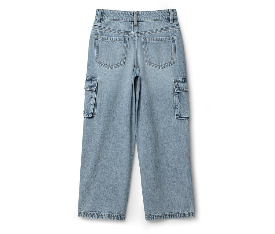 Die Rückseite einer hellblauen Jeans mit Taschen auf einem weißen Hintergrund.