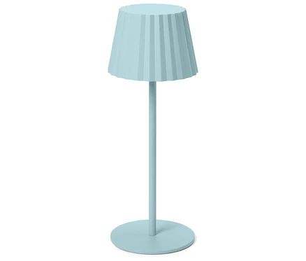 Eine einzelne, hellblaue Tischlampe steht auf einem weißen Hintergrund.