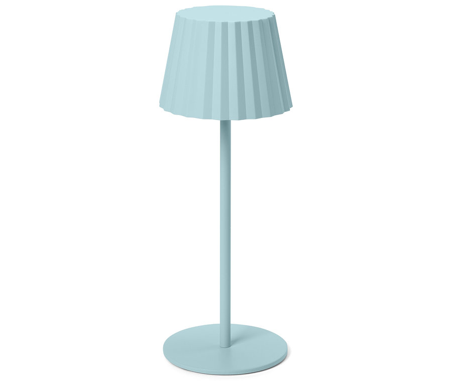 Eine einzelne, hellblaue Tischlampe steht auf einem weißen Hintergrund.