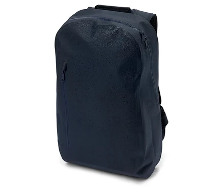 Marineblauer Rucksack mit Reißverschlüssen und Wassertropfen, stehend auf einem weißen Hintergrund.
