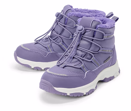 Zwei lila Stiefel mit weißen Sohlen und Schnürsenkeln stehen auf weißem Grund.