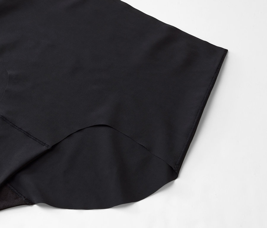 Nahaufnahme eines schwarzen Stoffes auf einem weißen Hintergrund.