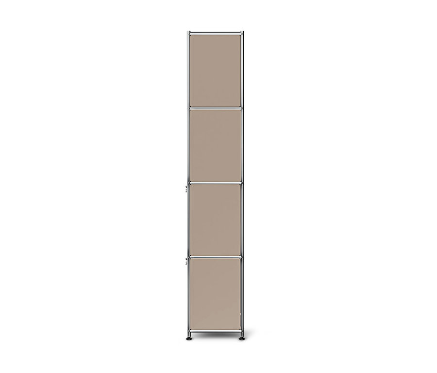Hoher, schmaler Schrank mit Chromrahmen und vier beigen Modulen.