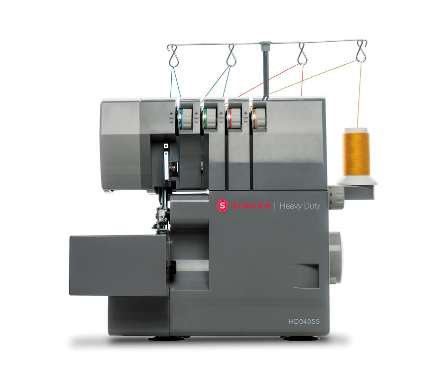 Graue SINGER® Heavy-Duty-Overlock-Nähmaschine »0405S« mit bunten Fäden.