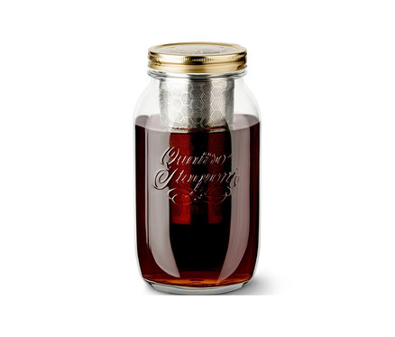 Ein Cold Brew Maker »BrewJar« gefüllt mit einem Getränk, vor einem weißen Hintergrund.