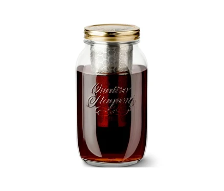 Ein Cold Brew Maker »BrewJar« gefüllt mit einem Getränk, vor einem weißen Hintergrund.