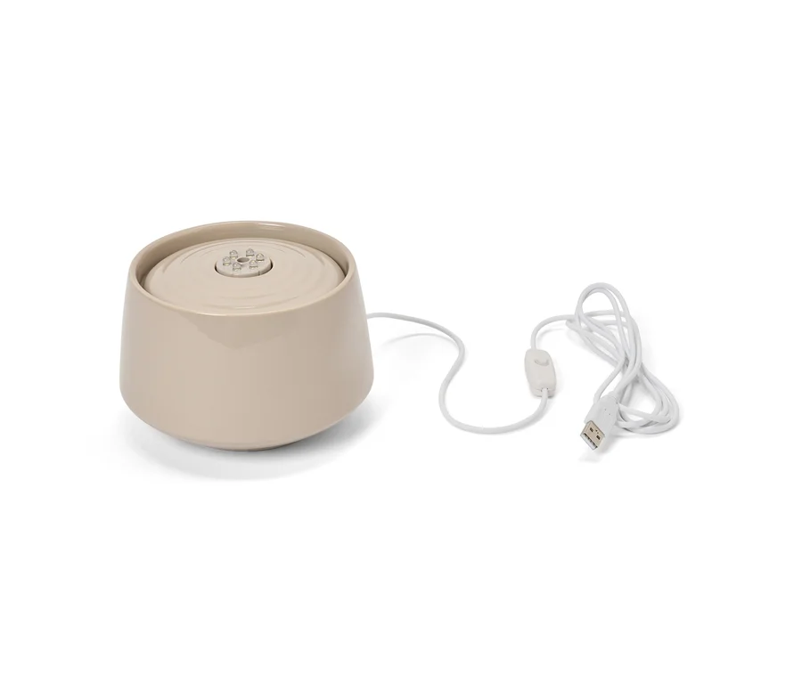 Beiger Tierbrunnen mit USB-Kabel.