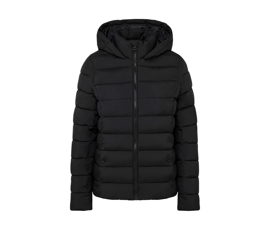 Schwarze Steppjacke mit Kapuze.