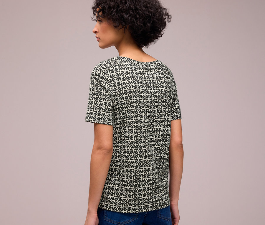 Frau von hinten in einem schwarz-hellgrün gemusterten Street One T-Shirt.