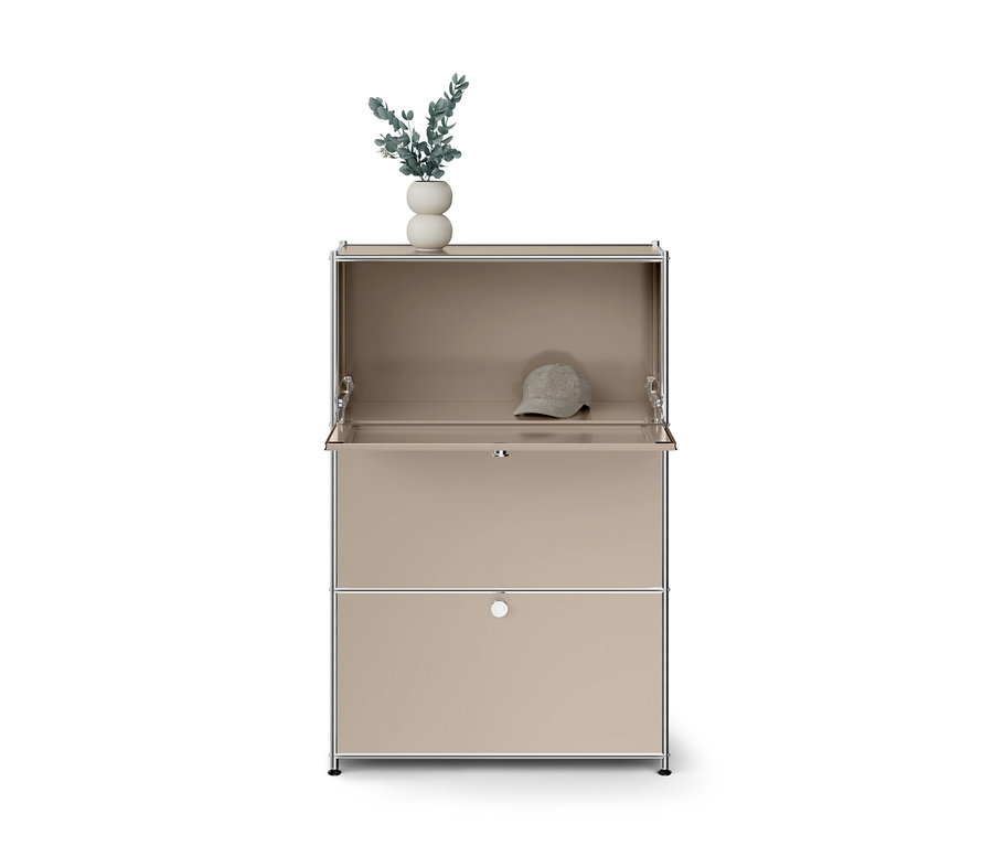 Beiger Modulschrank mit Chromrahmen, offenem oberen Fach mit beiger Baseballkappe und einer weißen Vase mit grünen Pflanzen darauf.