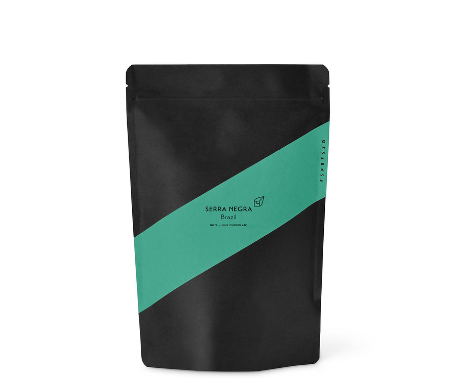 Schwarze Packung Kaffeekirsche - Serra Negra Espresso - 250 g Ganze Bohne mit diagonalem grünem Streifen.