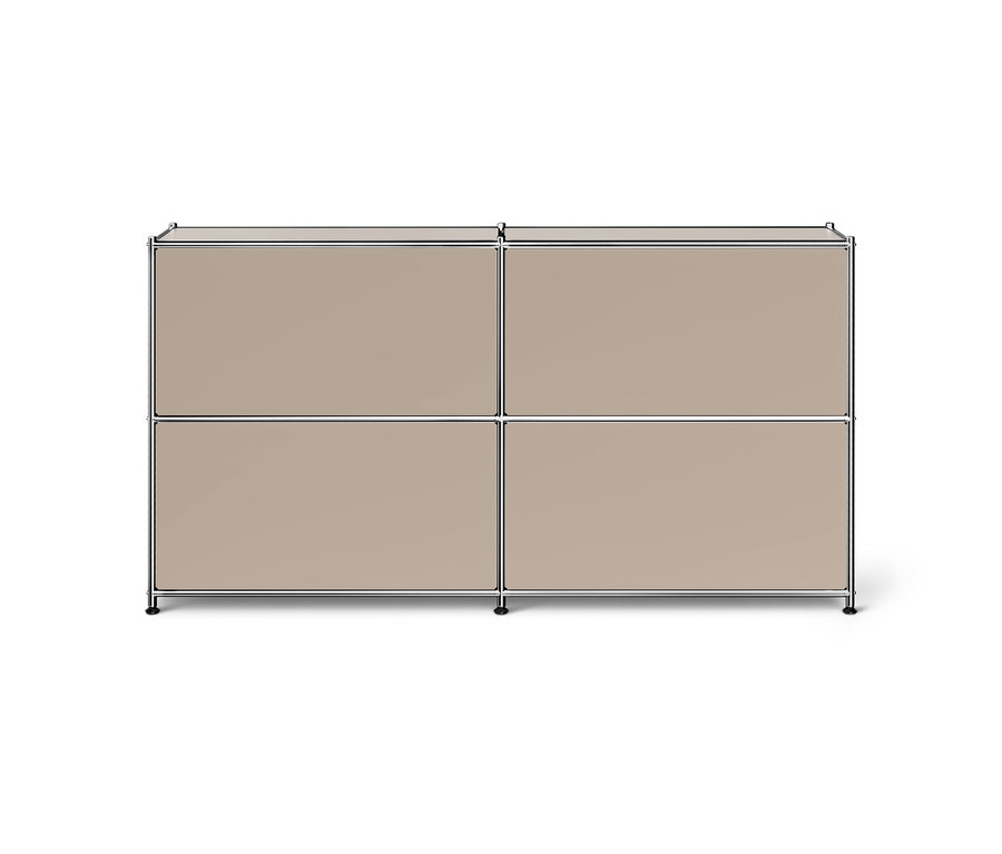 Ein rechteckiges, modulares Aufbewahrungsmöbel mit vier beigen Paneelen in einem verchromten Rahmen, auf schwarzen Füßen stehend.